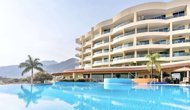 Luxury Private Condo w/Breath Taking Lake Views