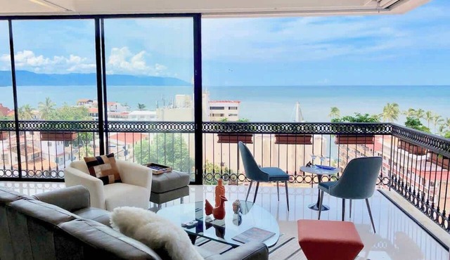 Luxury Pier 57 Unit with Pano Oceanview