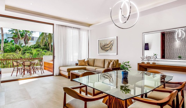 Luxury resort apartment with full kitchen, jetted tub, pools, & tennis
