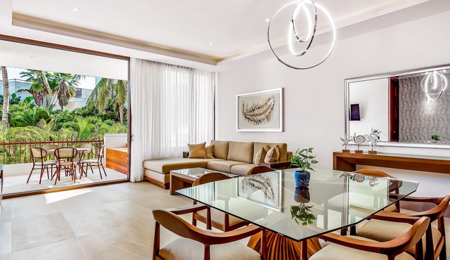 Luxury resort apartment with full kitchen, jetted tub, pools, & tennis