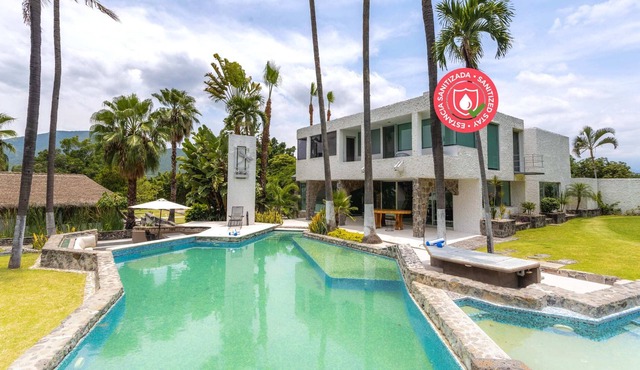 Luxury suite for a romantic getaway | Pool