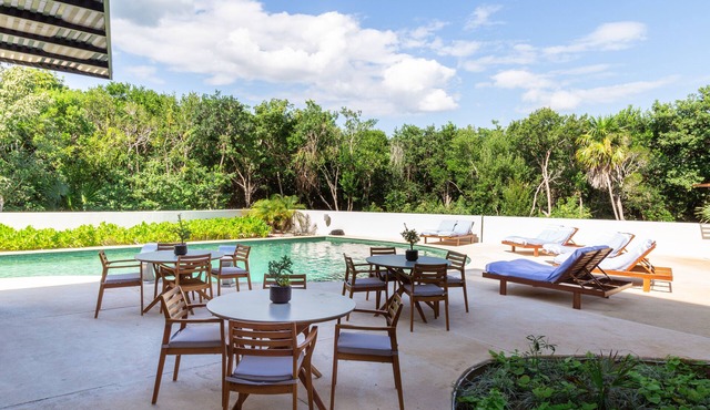 Luxury Top Floor Apartment Pool BBQ Hot Tub 402ab