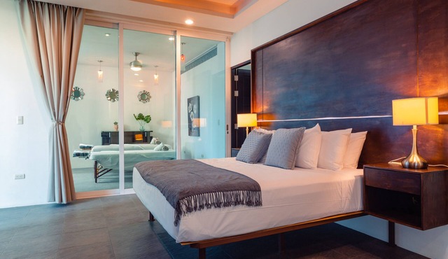 Luxury Villa w/Pool and spacious garden 5bedroom for 10 !
