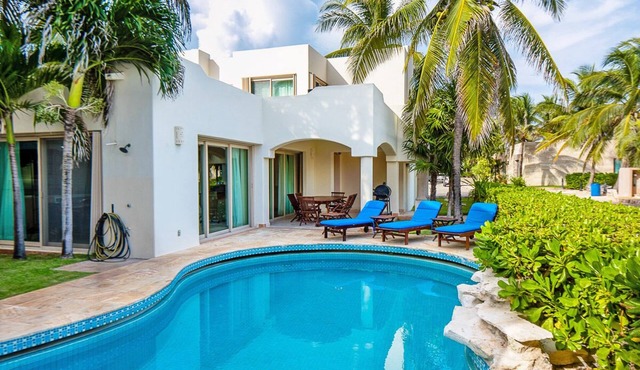 Luxury Villa, Sea View, steps to the Beach exclusively located