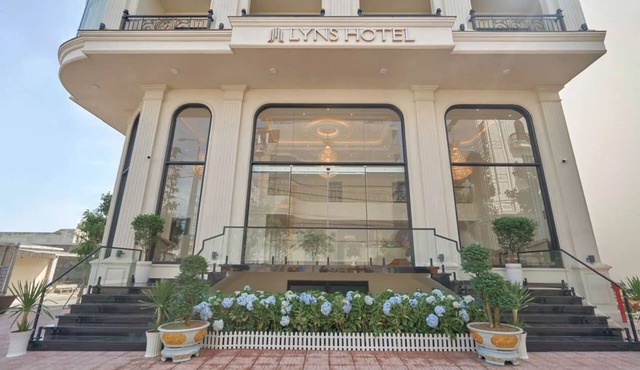LYNS HOTEL