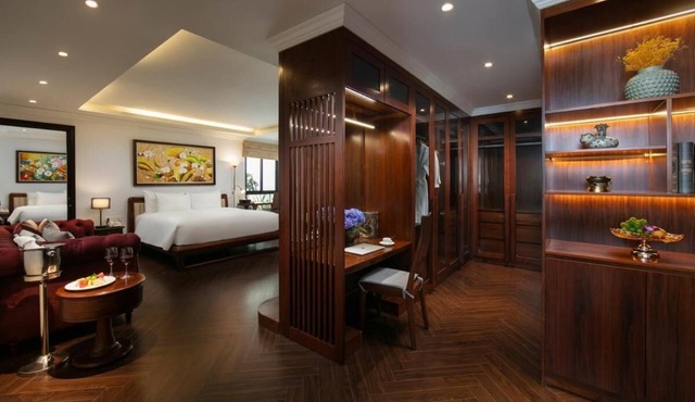 MAY DE Ville Crown Hotel 1