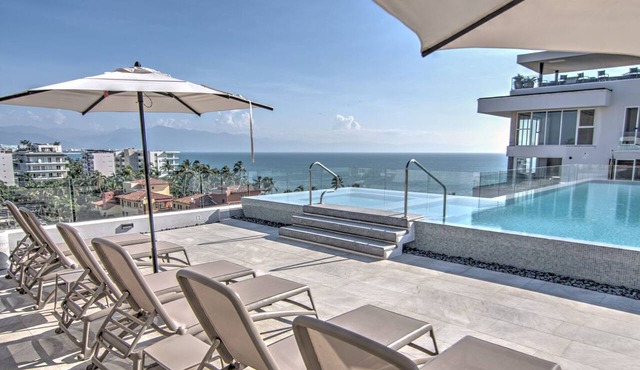 Mina 202: Golden Zone 2BR - 1 Block to Beach