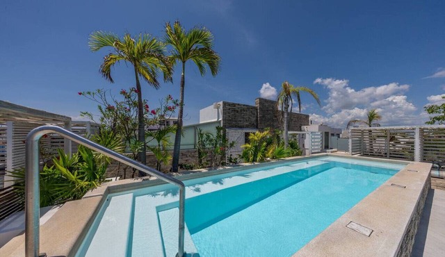Modern 1BR w/Rooftop Pool-Walk to Beach & 5th Ave