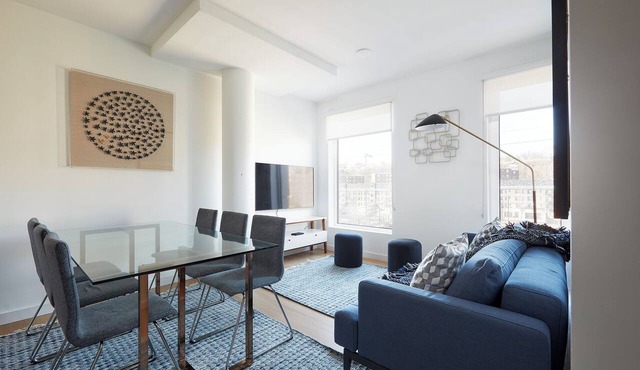 Modern 3 BR loft -shared deck - gym - mins to NYC