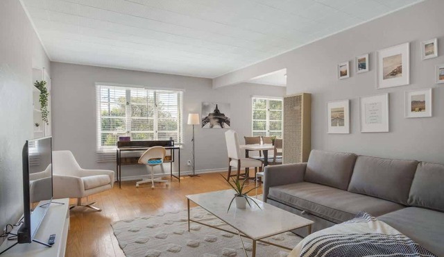 Modern Abode 2BD with Garden and Garage