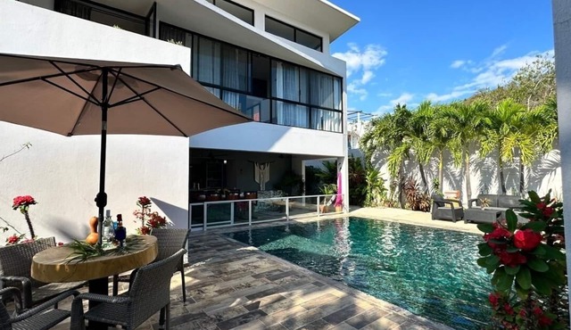 Modern Beach Home, pool, hot water. 10 min from the beach. For 8-10 guess!