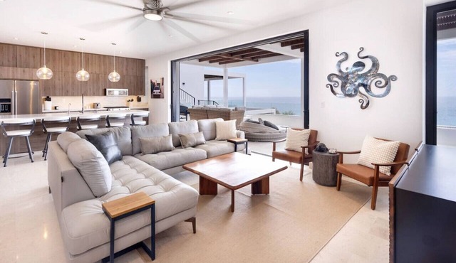 Modern Boutique Condo, Ocean Views, Great Location