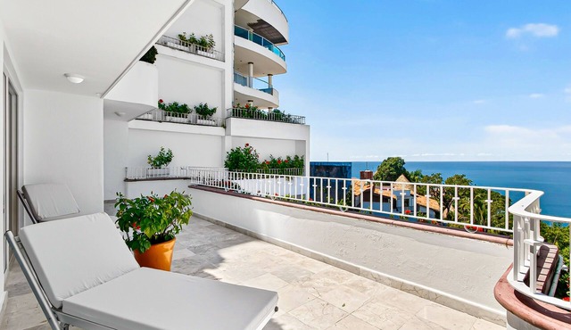 Modern coastal villa with ocean views, pool, WiFi & full kitchen