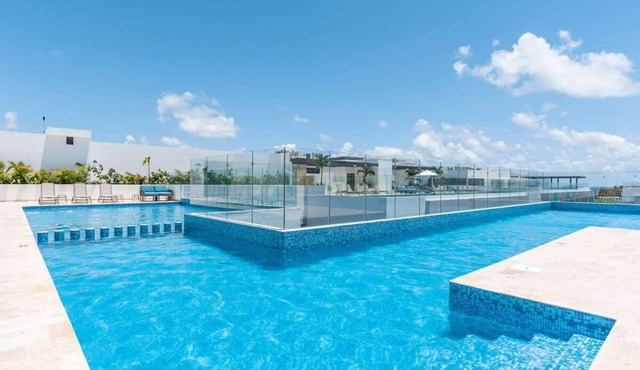 Modern Condo Steps to 5th Ave and Beach w Rooftop Pool