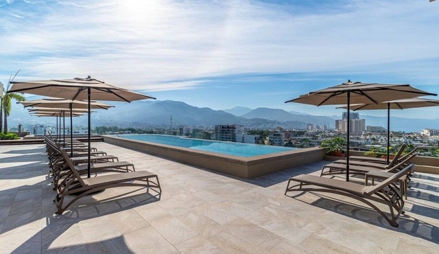 Modern Corner Condo in Versalles Rooftop Infinity Pool Prime Foodie Location