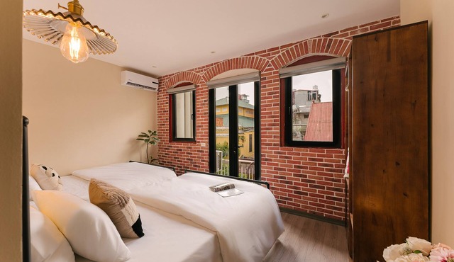 Modern Industrial style 2BR Apt Old Quarter View
