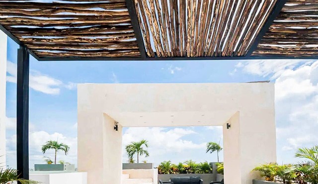Modern Stay - Rooftop Pool - Walk to Beach & 5th