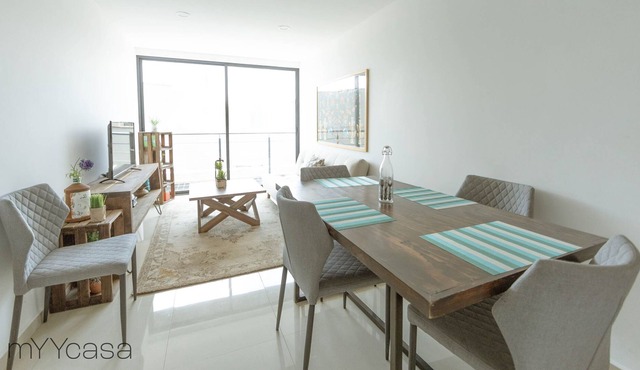Mondern 2 BR Apt with Balcony, Parking & Kitchen