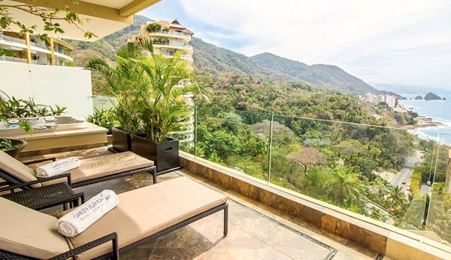 Mountainside 2 Bedroom Residence with Ocean Views & Jacuzzi
