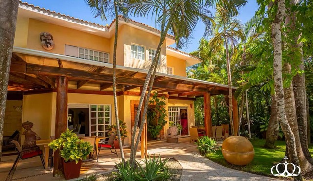 Neo colonial retreat with staff 150m from secret beach