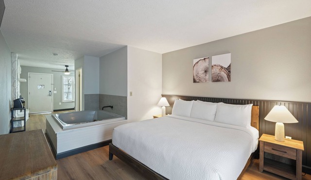 New King Suite Getaway: Fireplace & Jacuzzi