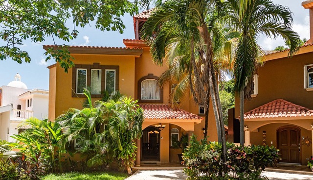 New Listing! SUPER PRICE 4 Bdrm quiet villa! 3 Min from the beach!
