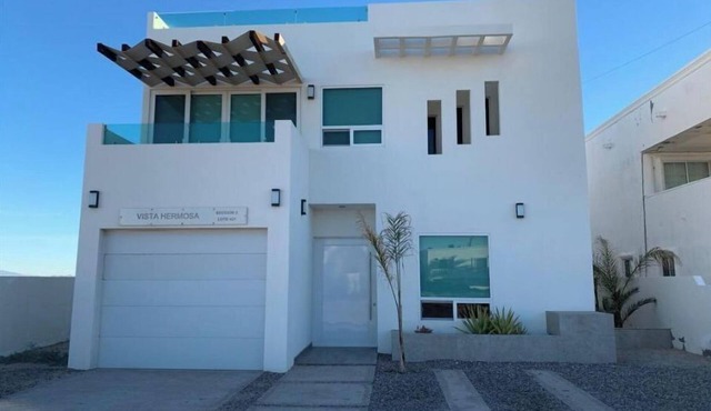 New Luxurious 4bdr/4 bath house 3 min walk to the beach with balcony and terrace