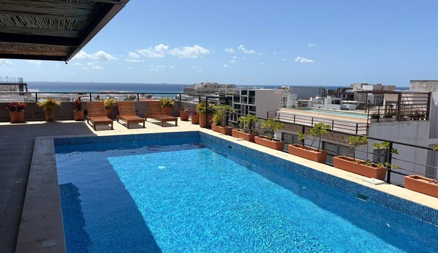 Newer spacious luxury condo steps from 5th ave, minutes walk to the beach.