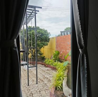 Nhà Bên Núi