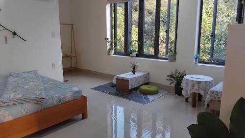 Nhà nhỏ dưới chân đồi