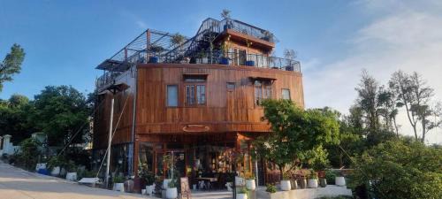 Nhà Waratah Homestay and Restaurant