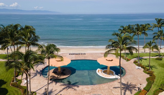 Ocean Front Penthouse, Pool, Sleeps 6 people