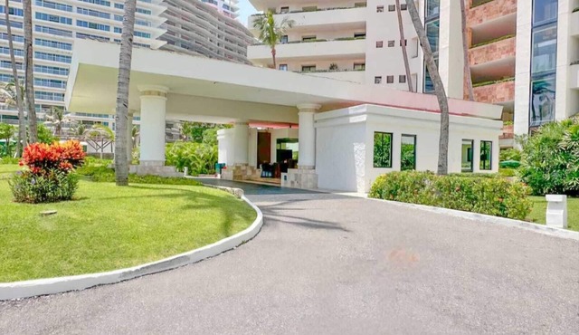 Ocean View, with access to the beach, lounge chairs and awnings included. Beautiful view