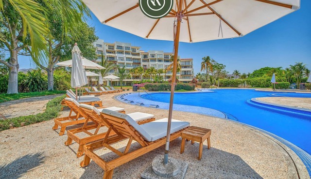 Oceanfront 3BR Condo with Beach Club - Pool