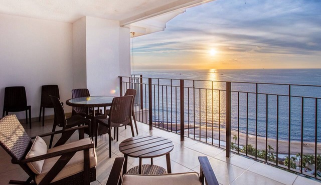OCEANFRONT CONDO IN TROPICAL PARADISE AWAITS YOU AT THE GRAND VENETIAN!