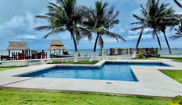 Oceanfront house in Cancun with private pier