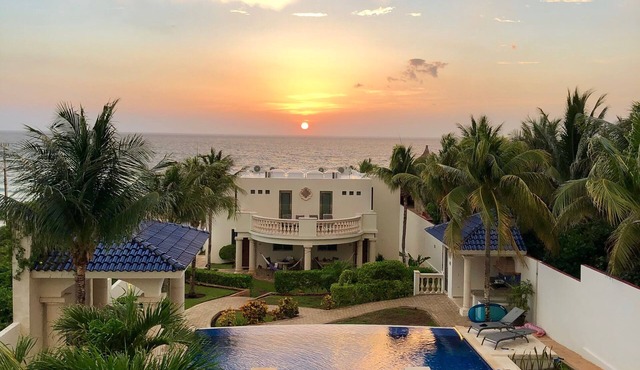Oceanfront Luxury at Casa De Las Palmas/Isla Mujeres/8BR/10BA/Sleeps 16