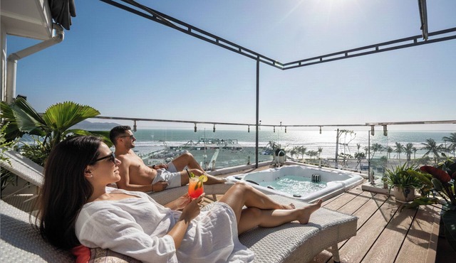 Oceanview 4BRs Villa w Rooftop Jacuzzi 1 Minute to Beach