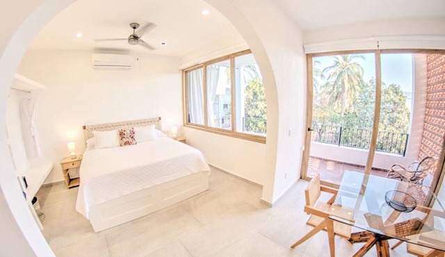 Oceanview Studio 3.5 Blocks to Beach