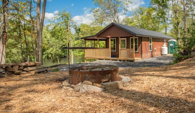 Off grid; River front getaway, boat. Firepit, woodland; Generator. 2 Bedrooms.