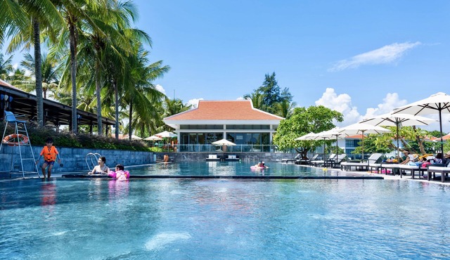 On sale! Serene retreat beachside 3 BR villa w/workspace and bathtubs