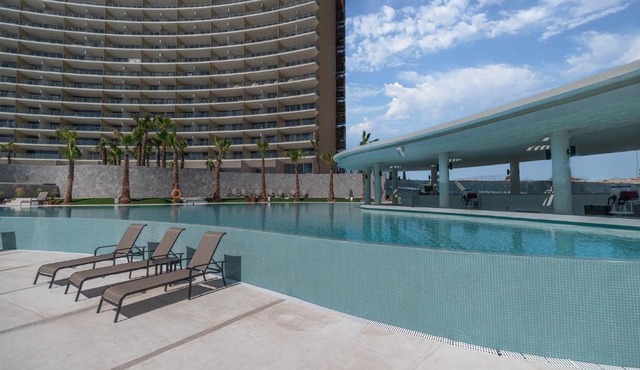 One 1402B Hotel Room: New Beachfront Resort, Style & Comfort