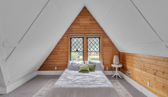Orting Manor - Charming and Historic! by RedAwning in Orting