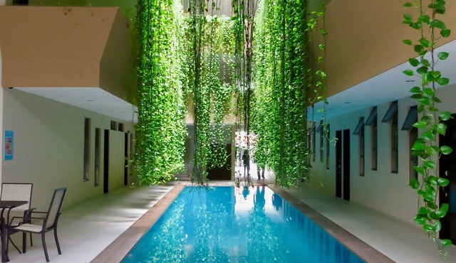 Palmarena Rooms and Residences - Long Stay Comfort with Parking, Sauna, Gym and Pool (Steps from 5th Avenue)