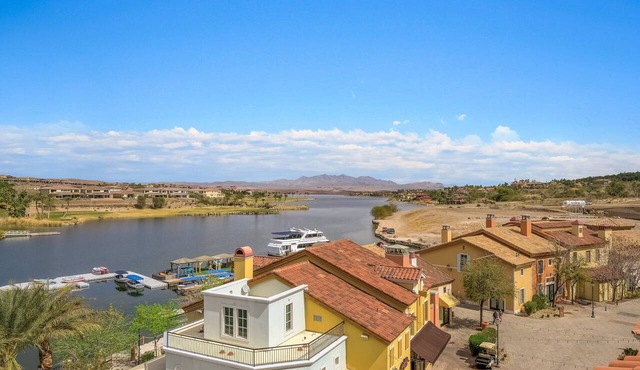 Panoramic Lake View Penthouse, Large Covered Deck, Steps to the Lake, Grocery