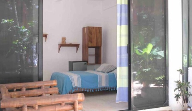 Peaceful body & soul retreat. Steps from beach! AC
