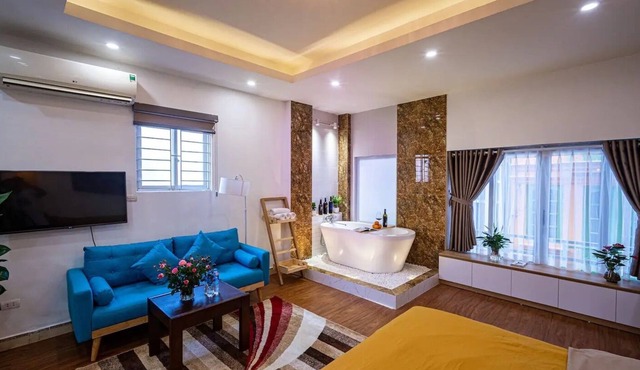 Pearl/Bathtub/In the Old Quarter/Near Hoan Kiem Lake