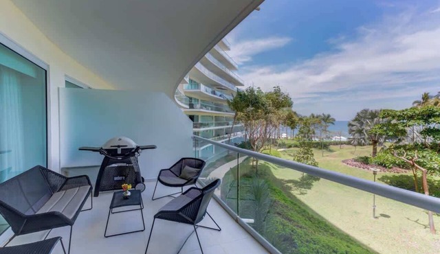 Peninsula Luxury, 3BR, Beachfront w/great amenities, near Attractions