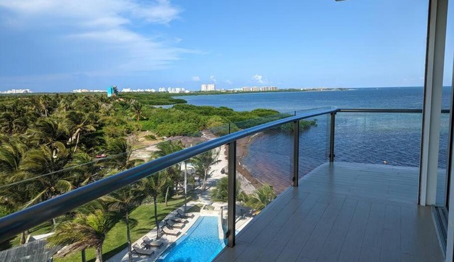 Peninsula Luxury Apartments with ocean front and espectacular views - no pets