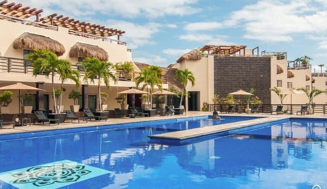 Penthouse, Private Pool, Steps to Beach, 5th Ave
